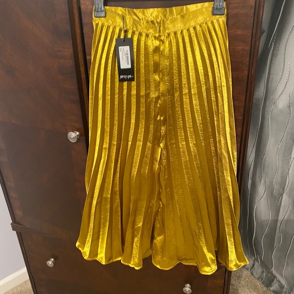❌SOLD❌ BNWT Nasty Gal Gold Pleated Skirt Size 2 - Picture 9 of 10